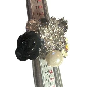 Costume 3D Floral faux pearl Black and Silver Floral stretch Ring